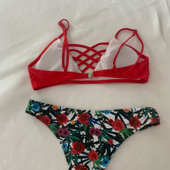 Red bikini sexy gorgeous - Picture 2 of 5